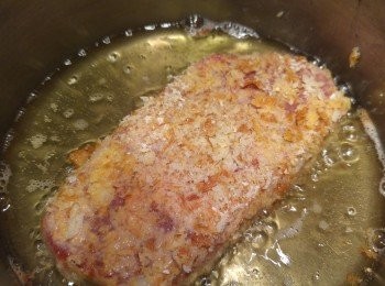 step5: 全程低温炸牛扒, 每面約分半至兩分鐘。油温度約50度。