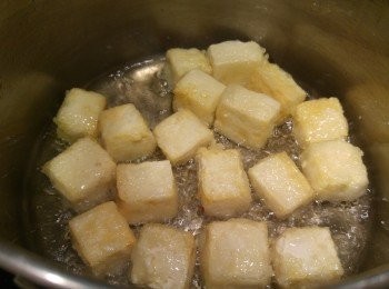 step3: 油不用太滾炸脆豆腐。