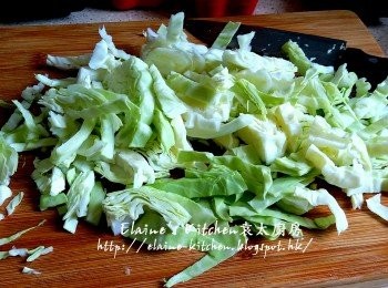 step3: 芋頭去皮切幼條 , 椰菜切絲
