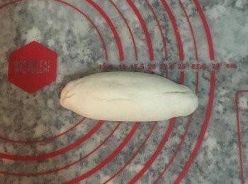 step11: 慢慢的把牛舌狀麵皮捲起，邊捲邊將兩邊壓扁，最後再把收口處和兩端都完全捏合即可；並依序完成8個麵糰。