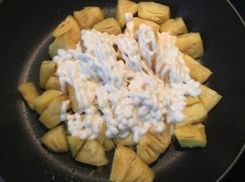 step9: 炸蝦時另取一炒鍋，開小火，放入鳳梨，擠入檸檬汁，略微翻炒，再擠入美奶滋拌勻。