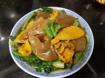 step7: 做法 :

燒紅油鑊爆香蒜頭 , 乾蔥 , 薑片 , 辣椒碎放入油麥菜大火快炒 , 少少雞粉 , 糖 , 贊少少黃酒 , 炒至少少軟身後上碟擺好 , 再爆香蒜頭 , 乾蔥 , 放入螺片 , 螺頭加入蠔油 , 少少胡椒粉 , 雞粉 , 約 150ml 水大火煮滾 , 少少麻油 , 生粉水埋芡 , 再放上菜面 , 完成 .