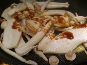 step1: 先用油爆香薑片, 再將菇同炒, 當菇軟身落調味料炒混。