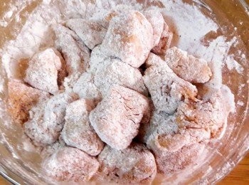 step5: 把雞肉完全沾附炸雞粉後 , 靜置五分鐘