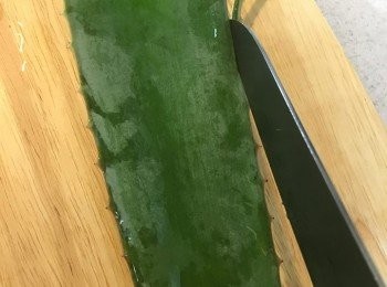 step2: 將新鮮蘆薈洗淨，切去兩邊刺針
