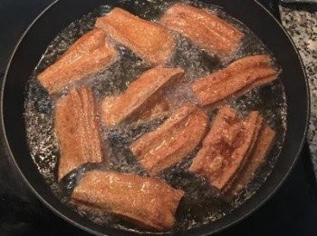 step22: 也可以切段後再次用170度的油溫，再炸一次，即可成為外殼略硬的老油條，用來煮麻辣火鍋最適合了。