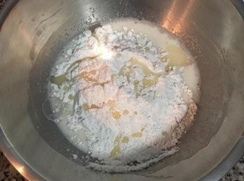 step2: 加入麵粉和沙拉油。