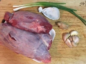 step1: 牛腱沖洗乾淨；蔥、薑、蒜洗淨備用；