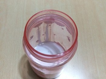 step4: 把淡忌廉倒進玻璃瓶。淡忌廉要把士多啤梨汁完全覆蓋好。