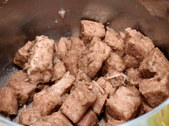 step1: 解凍後醃肉 （醃肉時記得最才先加麻油，會更入味）