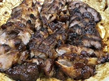 step1: 預先把梅頭肉切件 用㕑紙吸乾水份後搽上玫瑰露酒 後再把餘下<span class="group_2">醃料</span>搽勻後包好放入雪櫃
(我只是醃了幾小時，我是用鑄鐵鍋煮的因它比較儲熱)，煮的過程用小火