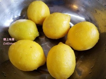 step1: 先用粗鹽擦洗乾淨檸檬 瀝乾水抹淨風乾，酒樽洗淨放入蒸籠蒸15分鐘消毒。