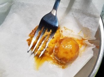 step2: 光波爐用150度高架,波咸蛋黃8-10分鐘(可以用焗爐焗,或用蒸方法將咸蛋黃整熟) ,再將咸蛋黃用义壓碎待用