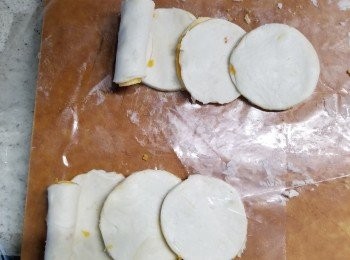 step7: 先將兩塊皮卷起,分別叠在另外3塊皮上