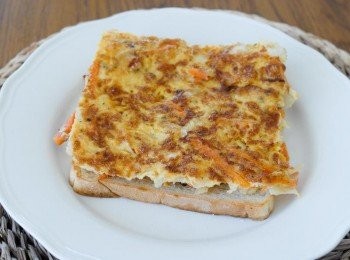 step4: 在多士上灑點砂糖，放上蛋餅