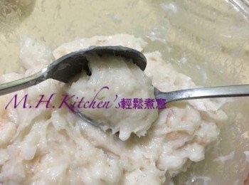 step6: 用 2 隻匙羹把約乒乓球大小的 蝦滑整至球狀