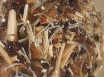 step6: 金菇軟化後加入<span class="group_3">調味料</span>。先將<span class="group_4">茨汁</span>攪勻後慢慢加入湯羹, 湯羹濃稀度隨自己喜歡。(可先試味才打茨。)