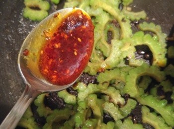 step5: 最後下麻辣醬炒混即可。