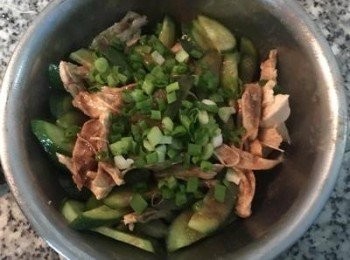 step8: 放入蔥花，再撒些胡椒鹽，再次拌勻即可