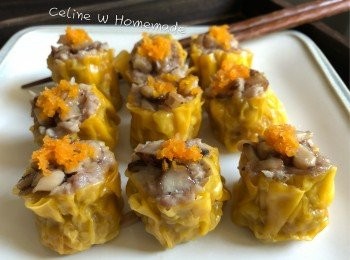 step1: 梅頭肉剁碎；瑤柱浸軟切碎；冬菇浸軟切小粒；馬蹄洗淨去皮拍碎；紅蘿蔔礳蓉放燒賣面。