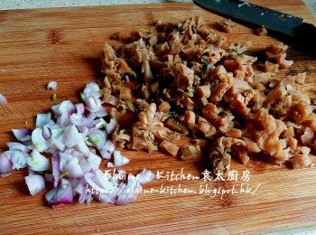 step7: 將浸好的梅菜用水沖一沖洗乾淨 , 瀝乾水份再渣乾水份後切粒 , 乾蔥頭去衣切粒
