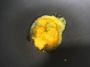 step2: 鑊預熱，加入兩湯匙咸蛋醬，少許鹽及糖吊味
