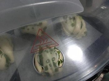 step21: 完成發酵後的麵糰，除了可以看漲大的體積判斷之外，用手指輕碰麵糰，可以發現麵糰很柔軟且拋拋的～
這樣便可開火冷水起蒸12分鐘。