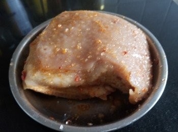step2: 取出放涼後，用針插刺在豬皮上，刺得越多越好，令豬皮佈滿細窿，反轉五花腩在肉的位置稍為切開 1-2 刀，但不要切到落豬皮，再在肉上面塗抹蝦米辣椒油，雞粉，再用鹽反轉五花腩塗抹在豬皮上，放入雪櫃冷凍一晚