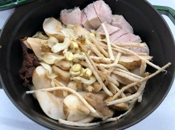 step2: 如用鑄鐵鍋煲，加入水後用中火煲滾，水滾後用最小火煲半小時，關火後由它焗住， 1小時後再開火，煮滾後再轉最小火再煲半小時，晚上用餐時再煲滾加小許鹽就可以了。
