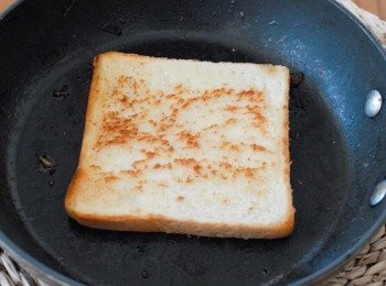 step3: 將麵包兩面塗上牛油，放入熱鑊內，用中火煎至兩面金黃色