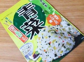 step1: 準備材料 , 白飯先煮好 , 煎過的鮭魚拆肉拌入白飯中 , 再曬入適量的青菜の素拌勻 ; 青花菜洗淨汆燙備用