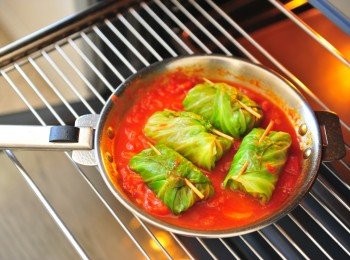 step3: 把椰菜葉在枱上放平，將1/4份牛肉料放在椰菜葉一端，捲成椰菜卷，用牙簽收口固定位罝