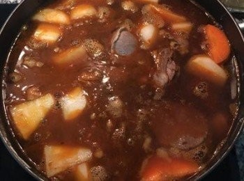 step11: 接著把牛肉高湯整鍋（包含滷包和蔥）倒進炒好的牛肉中！大火煮30分鐘後，轉小火燉煮1小時後關火，蓋鍋蓋放置到降溫，加水再次煮滾。試味道，用鹽做調整，便可關火，整鍋冷卻後，即可分裝成袋放於冰箱冷藏。