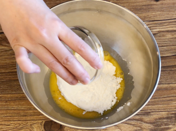 step1: 加入蛋液，鹽，檸檬汁和糖霜拌勻至糖溶化。