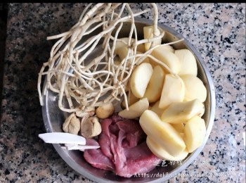 step1: 魚腥草洗淨，水浸30分鐘（瀝水備用）。