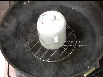 step9: 水滾後，最小火隔水燉30分鐘，倒出後便可食用，完成。