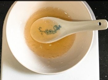 step1: 先準備焦糖，糖加水以中火煮，水滾時輕搖晃鍋，不要攪拌。煮至杰身，倒入布丁杯備用。