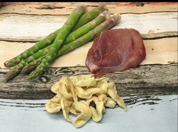 step1: 蘆筍頭切掉，大概一吋，因為較粗糙有根不好吃的，之後㓟皮，切片備用