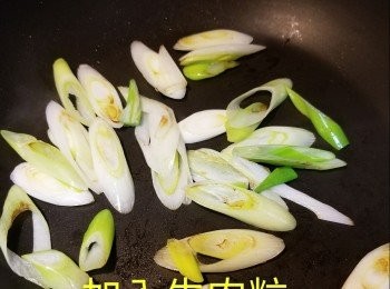 step5: 加入沙茶醬和蠔油炒勻即成