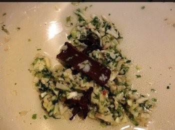 step3: 深鍋中放少許油爆香磨好的薑蒜蓉。加入肉桂和八角炒匀。