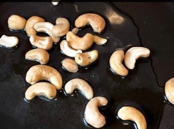 step3: 放約2湯匙油，燒熱油鑊，先將腰果略炸至金黄，盛起。