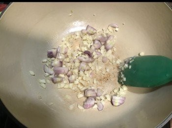 step3: 將蒜蓉同乾蔥粒爆香。