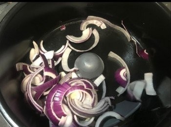 step3: 洋蔥切絲，炒至半熟。
