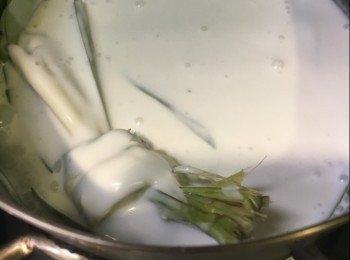 step4: 將檸檬葉在手中擦軟(只要葉的兩邊)及香茅(拍打白色部份後打結)放入小煲中，倒入椰奶用小火煮至發出擰檬香味，熄火；隔去所有配料，椰奶待用。