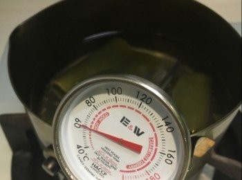 step6: 昆布用廚房紙巾輕輕把灰塵抹掉(昆布上面白色是鮮味來源，不可用水洗掉)，加水浸至少4個小時。