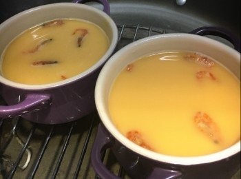 step4: 雞蛋打匀後加昆布鰹魚清湯混合(比例1：1.5，即1份雞蛋 ：1.5份昆布鰹魚清湯)，加入海鹽及味醂拌匀，用小篩隔過濾泡沫，倒入已加熱容器内，放上櫻花蝦，蓋上微波爐保鮮紙，隔水大火蒸5分鐘，熄火，不要打開蓋焗20分鐘，加上樱花裝飾，即成。