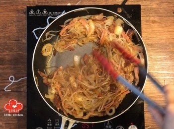 step9: 快手加入生抽、老抽、糖及胡椒粉炒勻