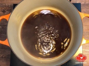 step3: 將所有調味料加入鍋中，開中火煮滾