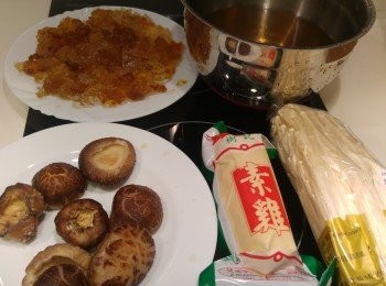 step1: 桃膠浸過夜, 冬菇浸軟去蒂, 乾雲耳浸軟。