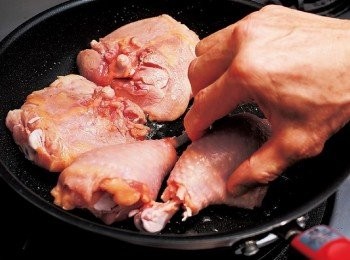 step6: 將5 翻面，讓皮朝下煎煮。棒腿肉也入鍋。(鐵氟龍平底鍋請勿事先預熱。此為煎煮帶皮雞肉時的鐵則。)